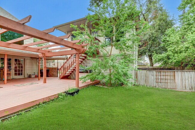 Building Photo - 15606 Dawnbrook Dr