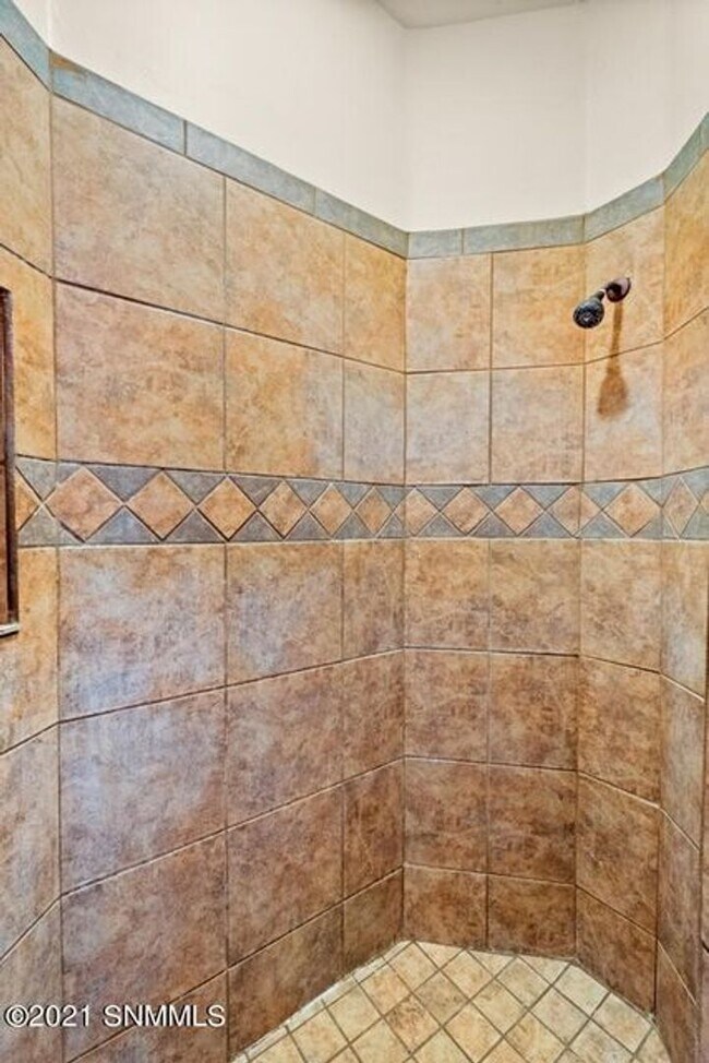 Building Photo - $500 off first months rent, Beautiful Home...