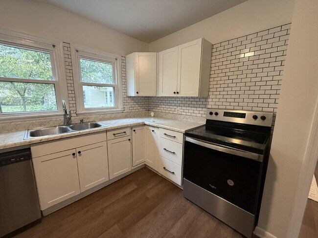 Building Photo - $500 off one month with18 monthlease.  "Co...