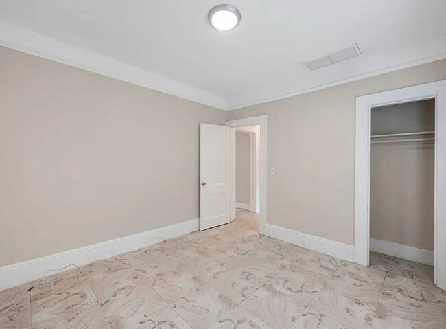 Building Photo - 548 Woodlawn St
