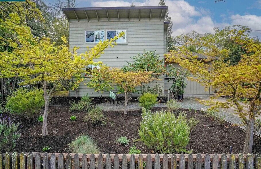 Primary Photo - 3609 Walnut St