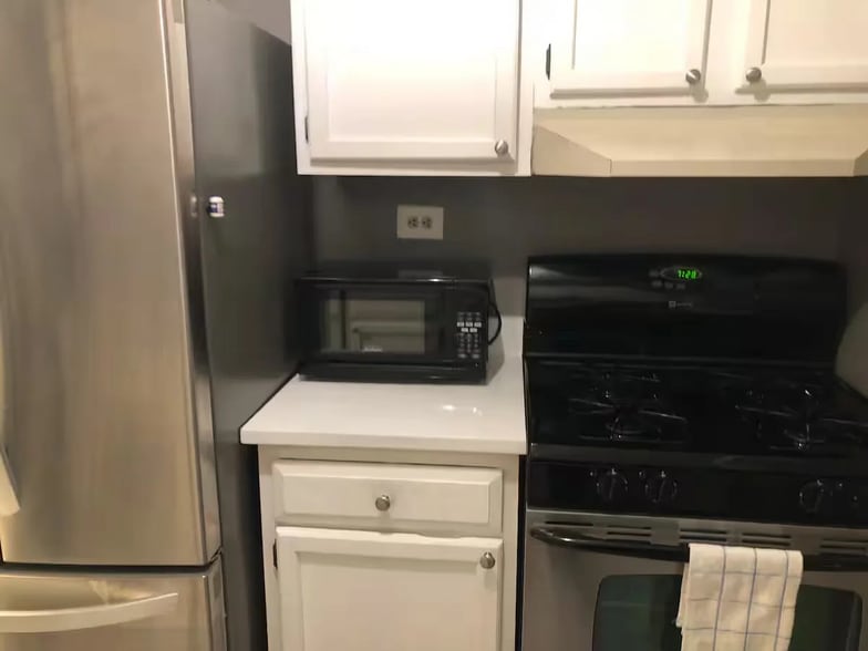 Kitchen - 4360 N Pershing Dr