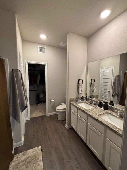 Building Photo - 14031 Chinook Dr