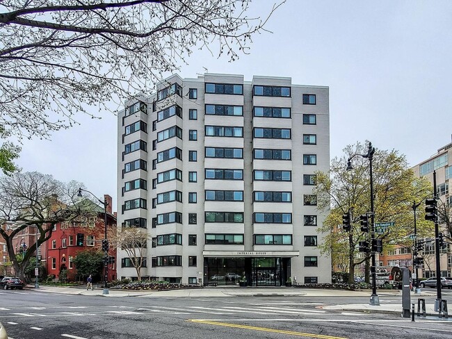 Building Photo - Great Studio with roof deck, 2 blocks to D...