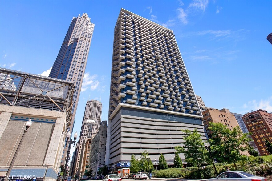 Primary Photo - 235 W Van Buren St