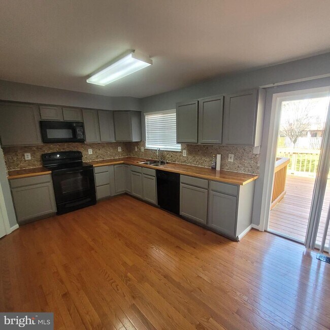 Building Photo - 10918 Pope St