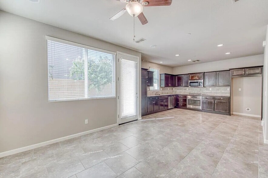 Building Photo - 1304 Royalty Way