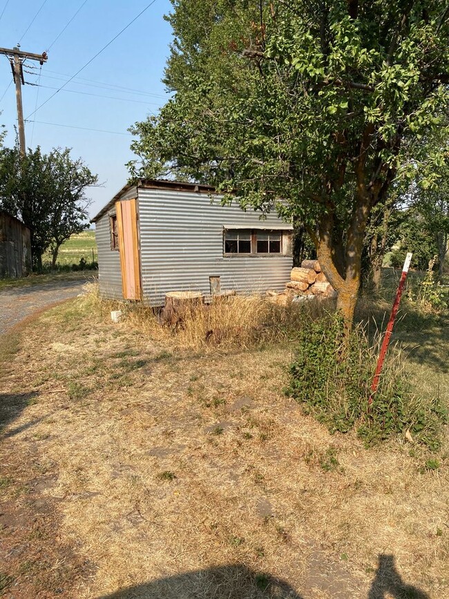 Building Photo - Cute 3 bedroom 1 bath house in country