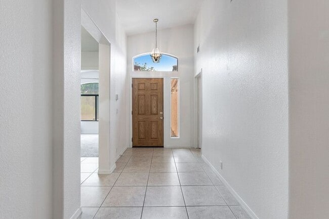 Building Photo - Enjoy an open floor plan with all appliances!