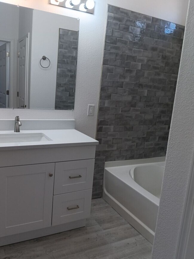 Building Photo - Newly-renovated 3 bedroom, 2 bathroom in Los Lunas! All new appliances! HUGE yard! Showings avail...