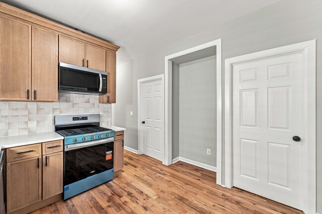 Building Photo - 422 Woodside Ave