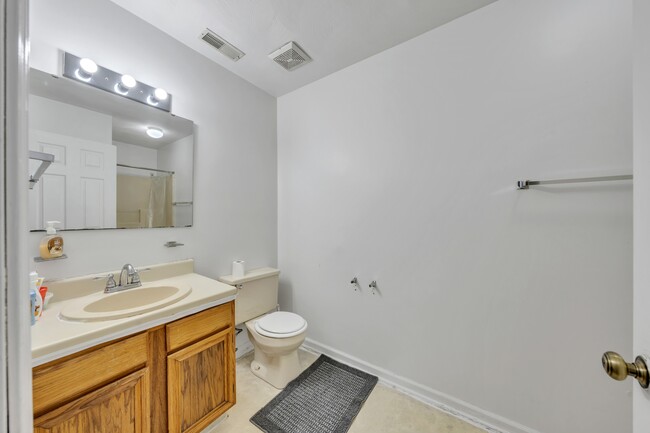 Building Photo - 854 Patrick Henry Dr