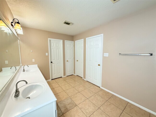 Building Photo - 15423 Fir Woods Ln