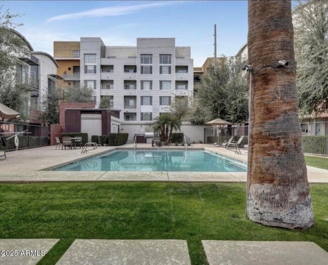 Building Photo - 525 W Lakeside Dr