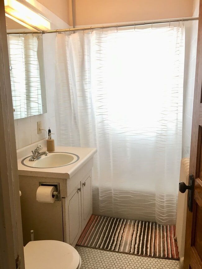 Building Photo - 908 E 4th St