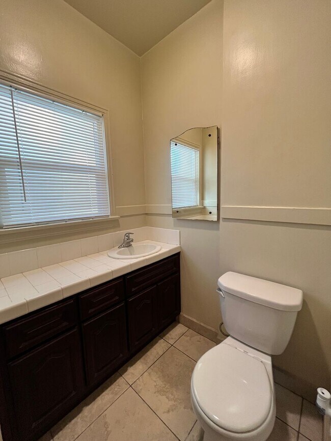 Building Photo - LARGE UPSTAIRS ONE BEDROOM ONE BATH! WITH ...