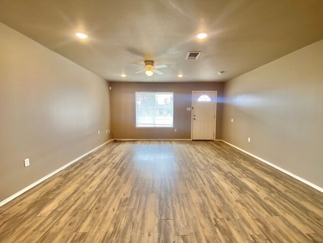 Building Photo - Newer 3 bed 2 bath 1 car garage NOW AVAILABLE