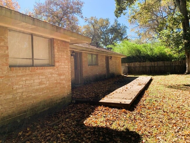 Building Photo - 24907 Hickory Hill Rd