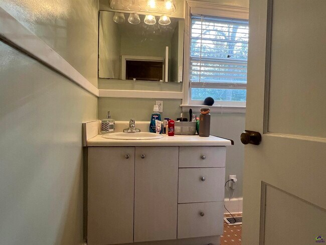 Building Photo - 145 Holmes Ave