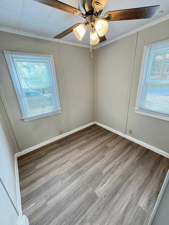 Building Photo - 2 bed 1 bath house close to downtown Kanna...