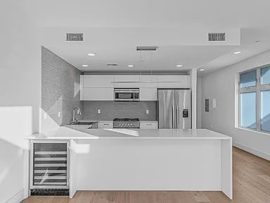 Building Photo - 2000 Beachwood Dr