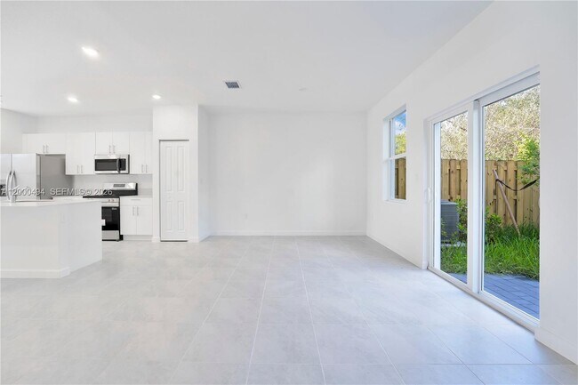 Building Photo - 250 10th Ct