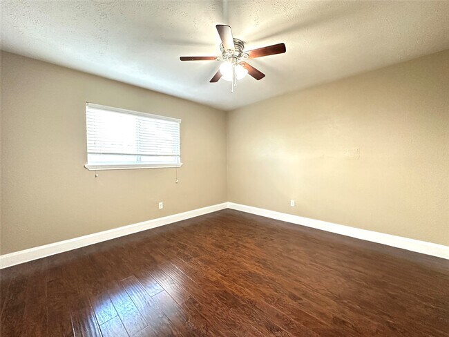 Building Photo - 423 Lee Dr