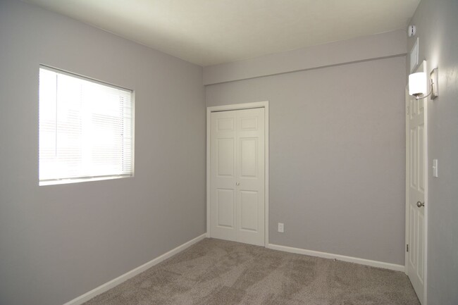 Building Photo - Remodeled 2 Bedroom 1 Bath House! Close to...