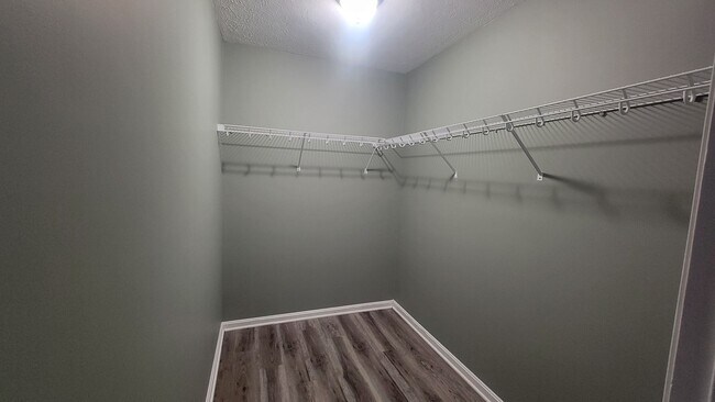 Building Photo - Elegant 1-Bedroom Condo Near Shelbyville Rd