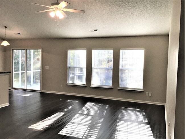 Building Photo - 5037 Thornton Dr