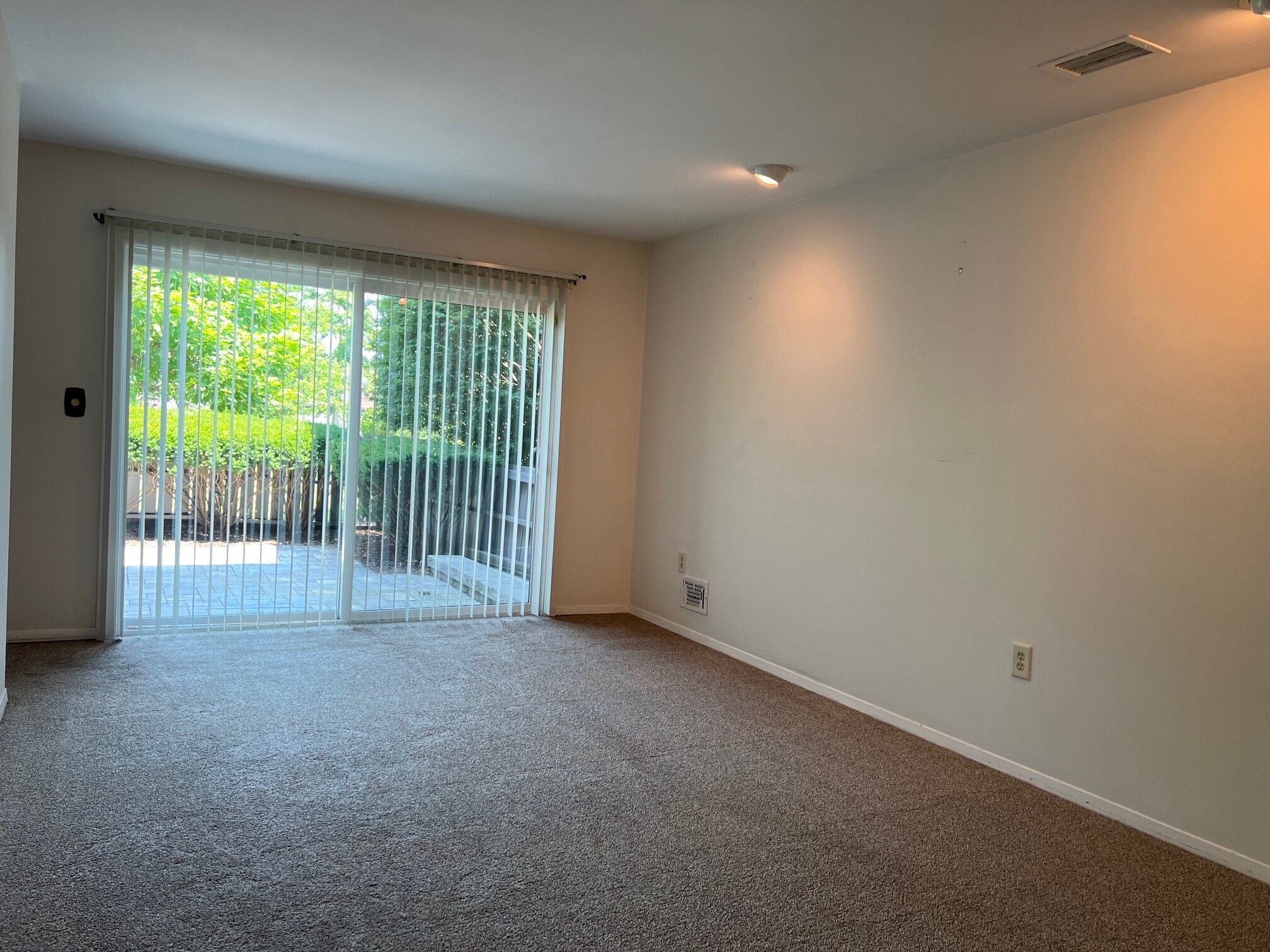 Living room to patio - 1006 Holly Walk