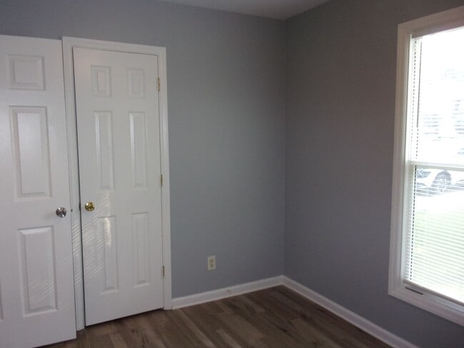 Building Photo - Recently Updated 3 Bedroom 1 Bath Home in ...