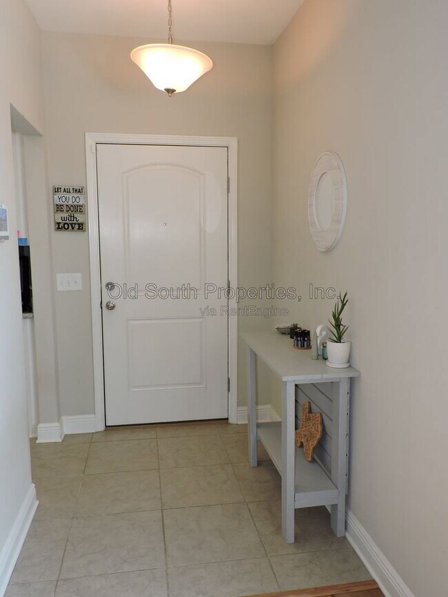 Building Photo - 5643 Vendome Ct