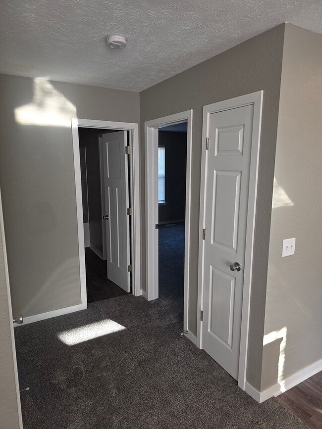Building Photo - Duplex For Rent! Valley NE