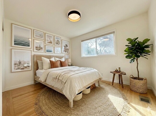 Building Photo - 705 Santa Rita St