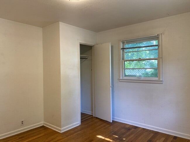 Building Photo - STUDENTS WELCOME! 3 Bedroom/ 1 Bathroom Home One Block from CSU