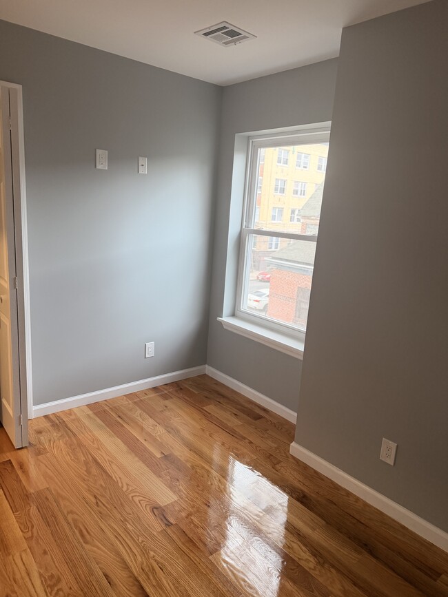 Building Photo - 288 S 7th St