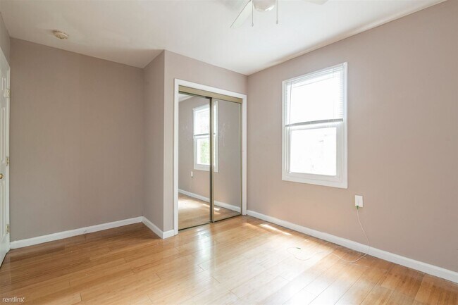 Building Photo - 2 br, 1 bath Triplex - 1745 WILLINGTON ST ...