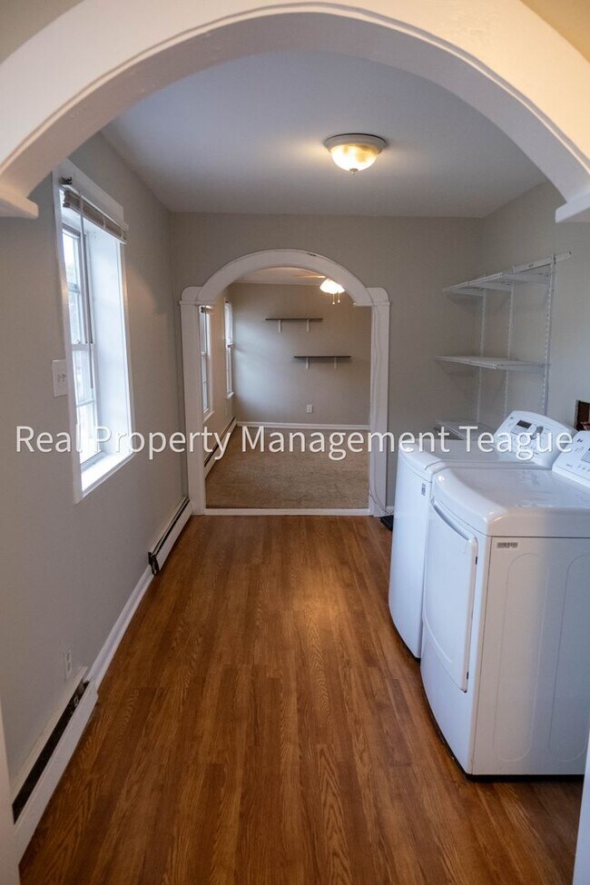 Building Photo - 1 S Main St