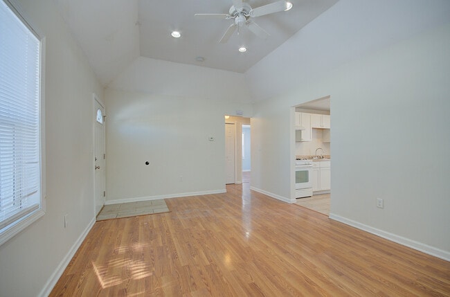 Building Photo - 1512 N May St