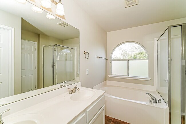 Building Photo - 552 Foxford Run Dr