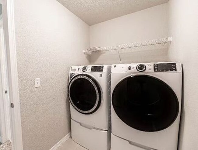 Building Photo - $2600 - 3BR/2.5BA Charming fully furnished...