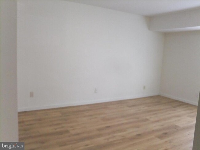Building Photo - 1720 Oakwood Terrace