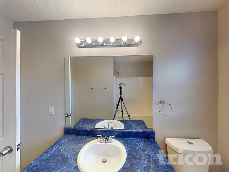 Building Photo - 404 Remington Ct