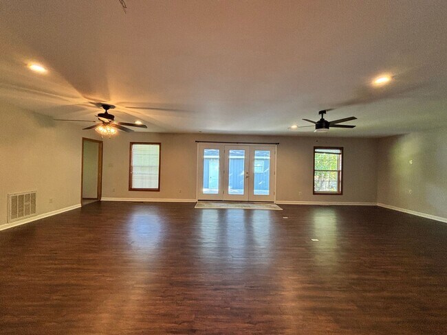 Building Photo - 805 Gardenview Dr