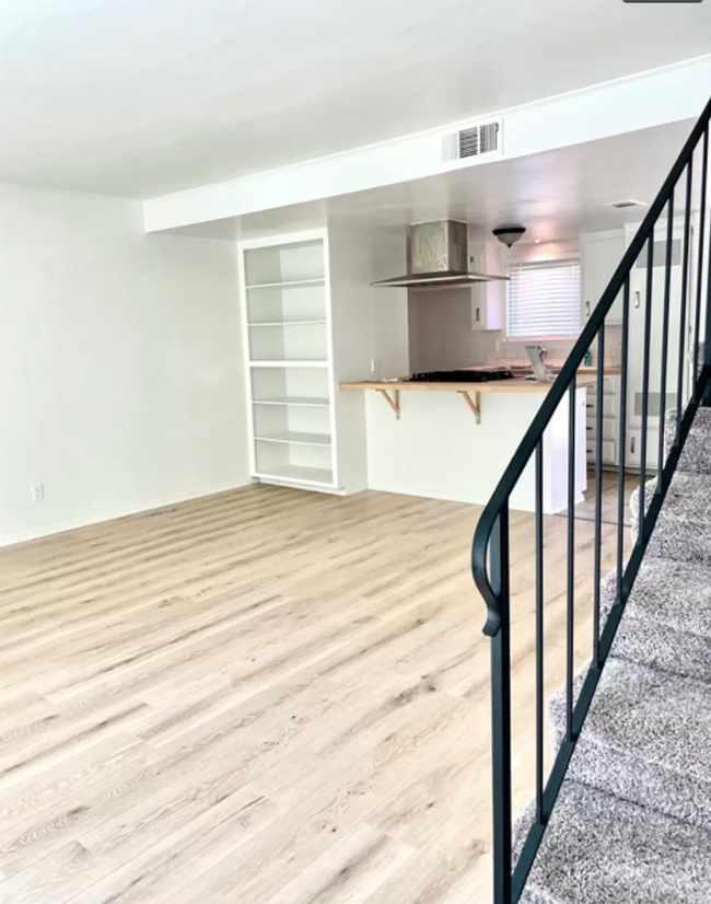 Building Photo - 2bed/1.5 bath with renovated kitchen! AC!!...