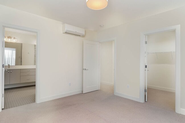 Building Photo - 3Bd/2.5Ba Seattle Home