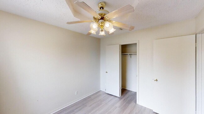 Building Photo - 2802 Woodlands Dr
