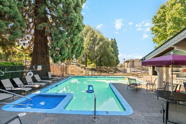 Building Photo - Bright Beacon Hill Condo in Secure Gated C...