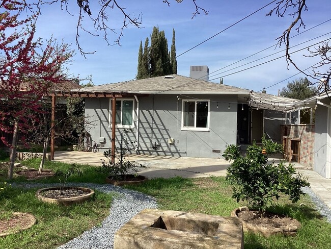 Building Photo - 313 W Robinson Ave